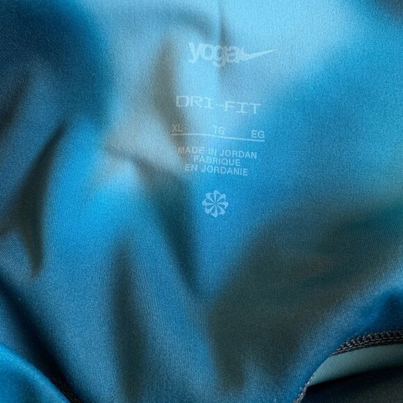 Nike woman’s yoga leggings very beautiful color and very soft - Picture 3 of 5